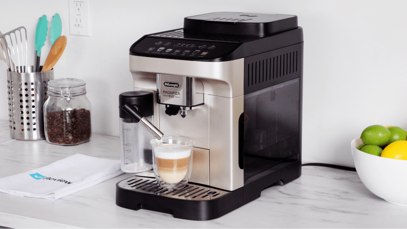 DeLonghi Magnifica Evo con una taza de café recién hecho.