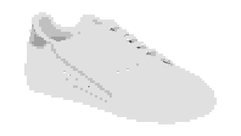 白色阿迪达斯大陆运动鞋，浅蓝色背景。