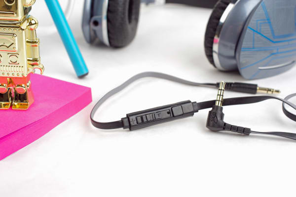 The Atlas Orions sport an I-shaped, tangle-resistant cable with onboard mic/remote.