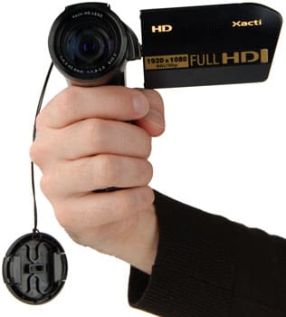 Sanyo_VPC-HD1010_handling_lenscap_350.jpg