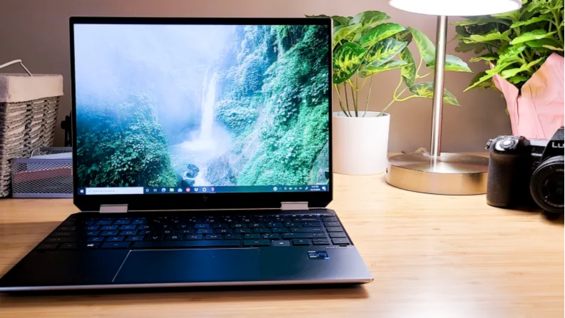 HP laptop on wooden table