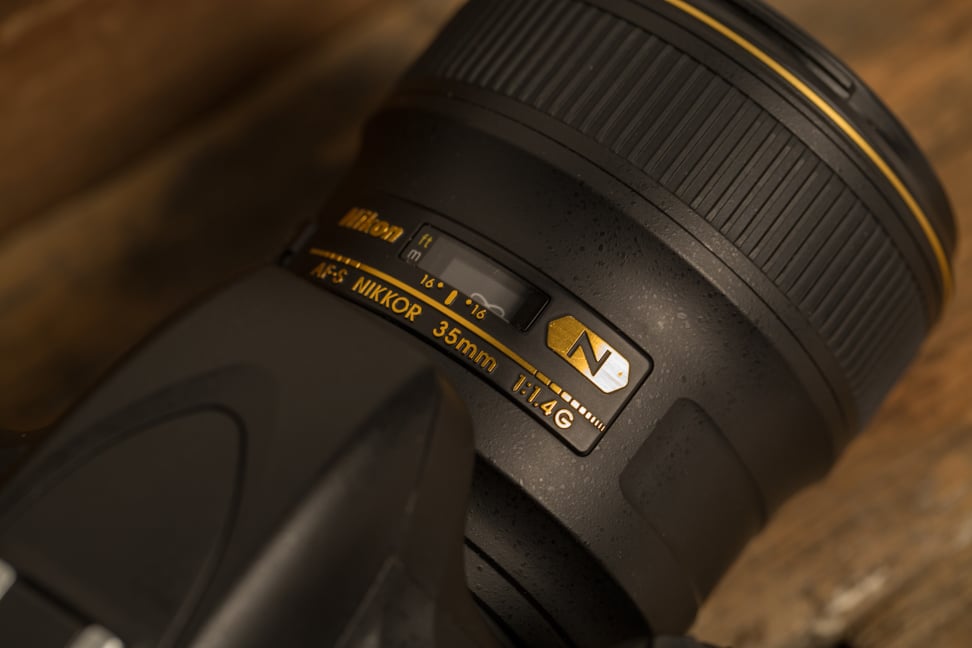 nikon-35mm-f1p4-review-design-top.jpg