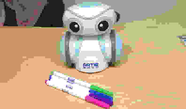 Artie 3000 is a drawing robot who comes with four washable markers.