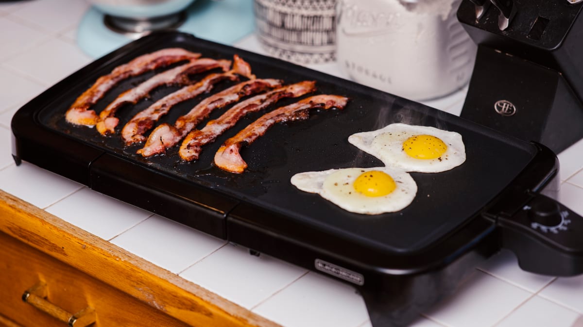 Dash Deluxe Everyday Electric Griddle with Dishwasher Safe Removable Nonstick Cooking Plate for Pancakes, Burgers, Eggs and More, Includes Drip Tray