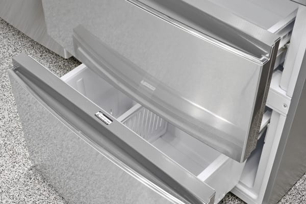 海尔HRF15N3AGS的两款冰箱抽屉都很方便，只要你舒服地弯下腰。