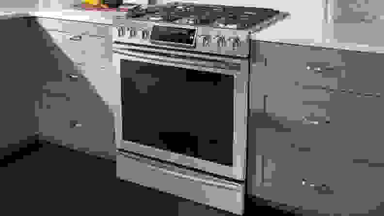 A shot of the Samsung NX58K9500WG gas range installed in a kitchen set.