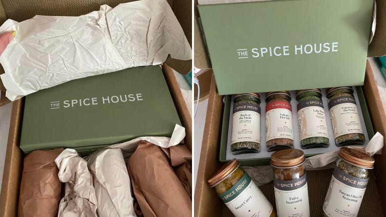 Izquierda: Caja de Spice House en embalaje.  A la derecha, la tapa de la caja está abierta y revela los siete frascos de especias que probamos.