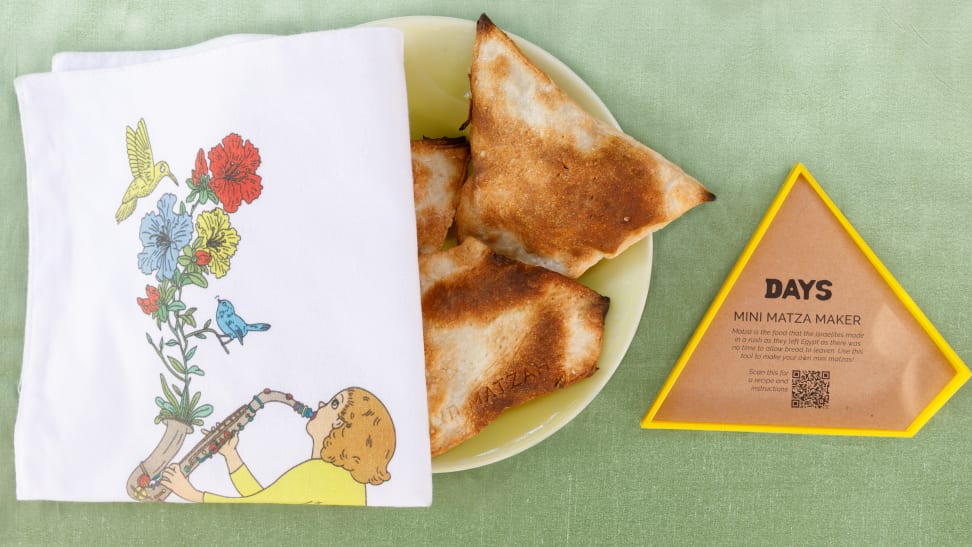 Plate of matza and matza maker