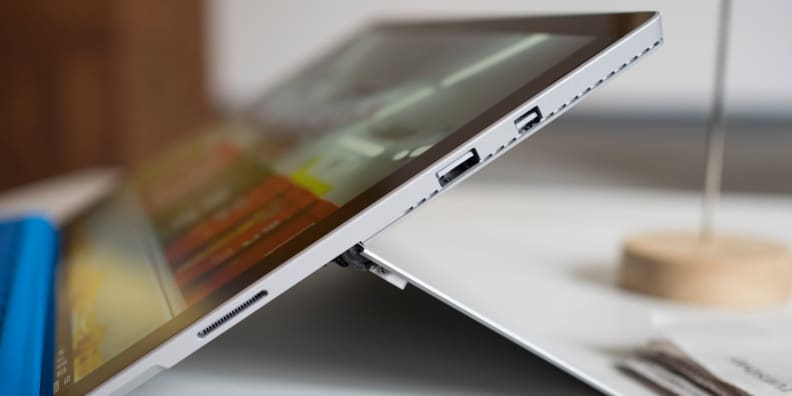 Microsoft Surface Pro 4 Review - i7 6650U Iris Pro 16GB RAM - Best 2 in 1  Laptop/Tablet! 