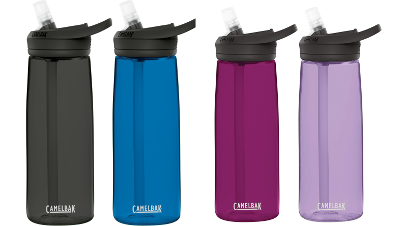四个不同颜色的水瓶放在白色背景上