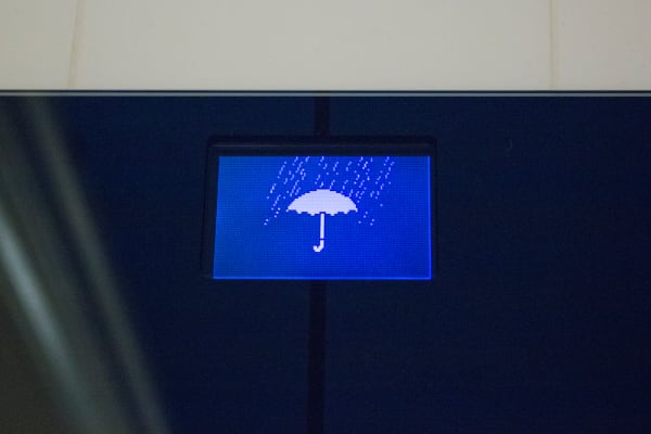 天平上显示一个屏幕，上面写着要下雨