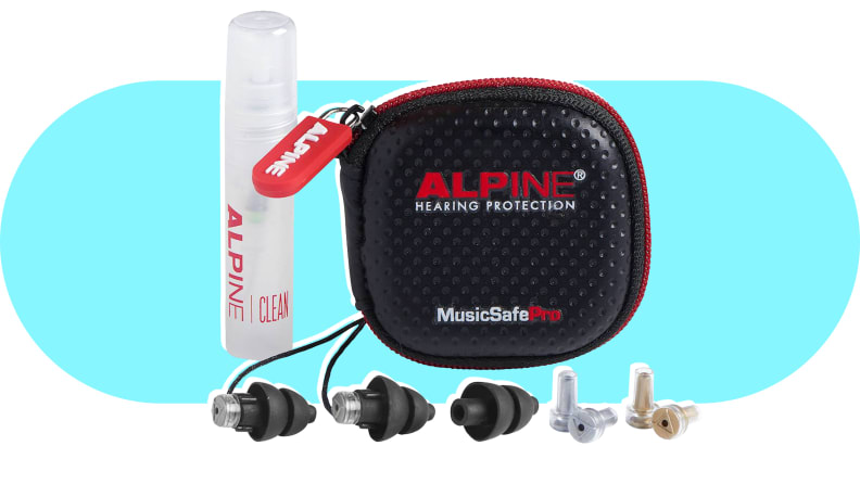 Alpine Hearing Protection MusicSafe Pro Earplug yokhala ndi mapulagi amitundu iwiri yosiyana.