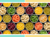 多罐腌制蔬菜，如青豆、胡萝卜、豌豆、芸豆和玉米。