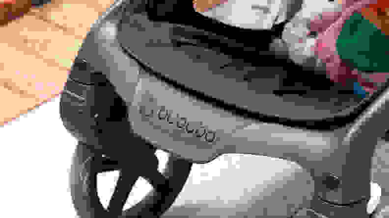 A close-up of the Bugaboo logo in black at the edge of the Bugaboo Fox 5 stroller in the color black.