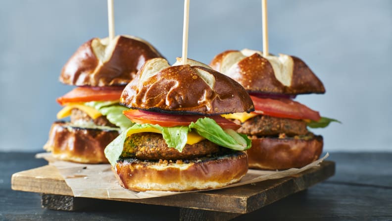 Tres hamburguesas veganas con bollos de pretzel