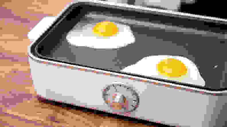 Fried eggs in the A4Box hot plate.