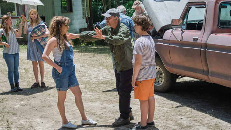 A photo from the set of Hillbilly Elegy featuring Amy Adams talking to Ron Howard.