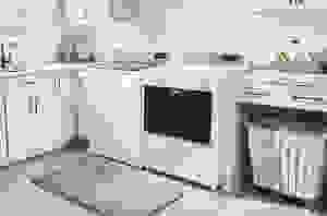一个镜头的干燥机和它的配对洗衣机，安装在一个现代洗衣房