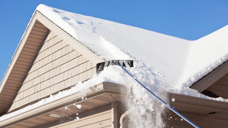 如果你知道你的屋顶是容易大坝,然后斜屋顶每次下雪可以帮助防止冰水坝形成之前。