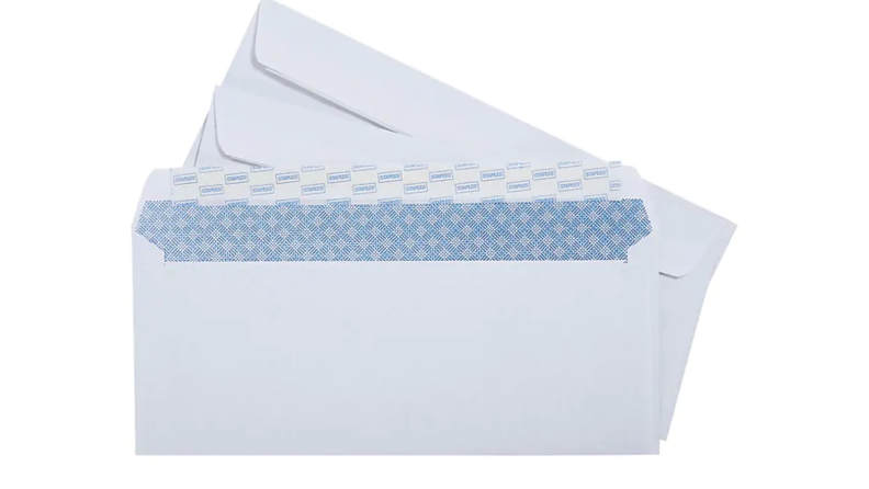 三个白色信封叠在一起，其中一个信封的封口是打开的。