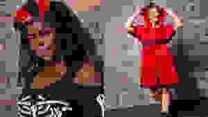 一名骨骼服装的妇女在一个红色骑马敞篷服装的妇女旁边