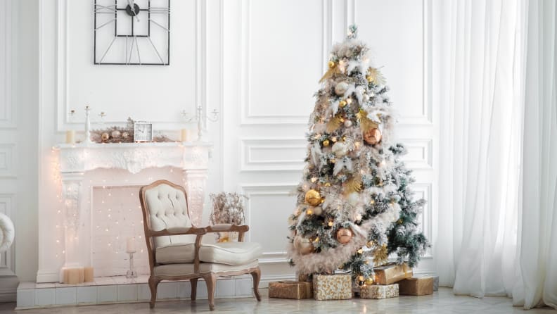 Houd je echte kerstboom langer in leven door hem in een koele ruimte te plaatsen, uit de buurt van de open haard of houtkachel.