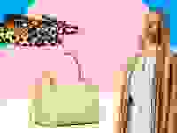 猎豹印花平底鞋，奶油色皮革手提包和穿着奶油色开衫毛衣的人在粉红色和蓝色的背景前面。