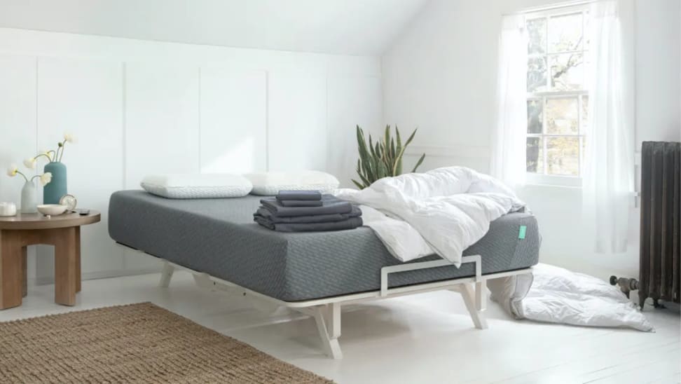 床垫和床单和毯子在床上框架bedroom.