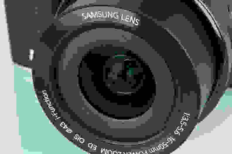 A picture of the Samsung NX3000's lens.