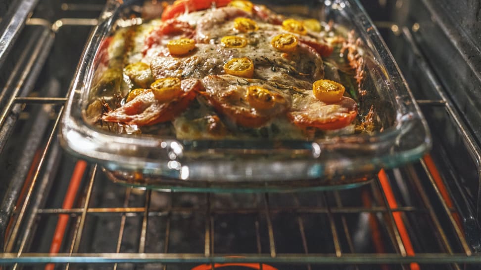Can you put glass Pyrex in the oven without it breaking? - Reviewed