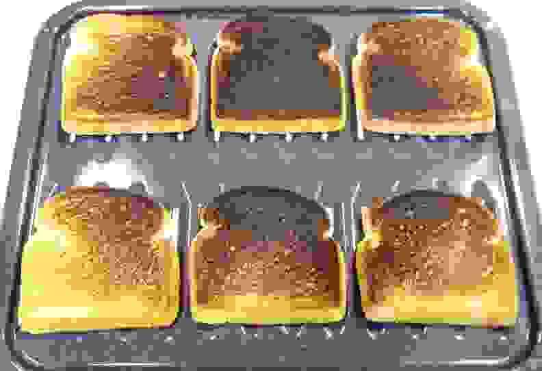 Bread toasted in the broiler showed a hotspot in the center of the heating unit.