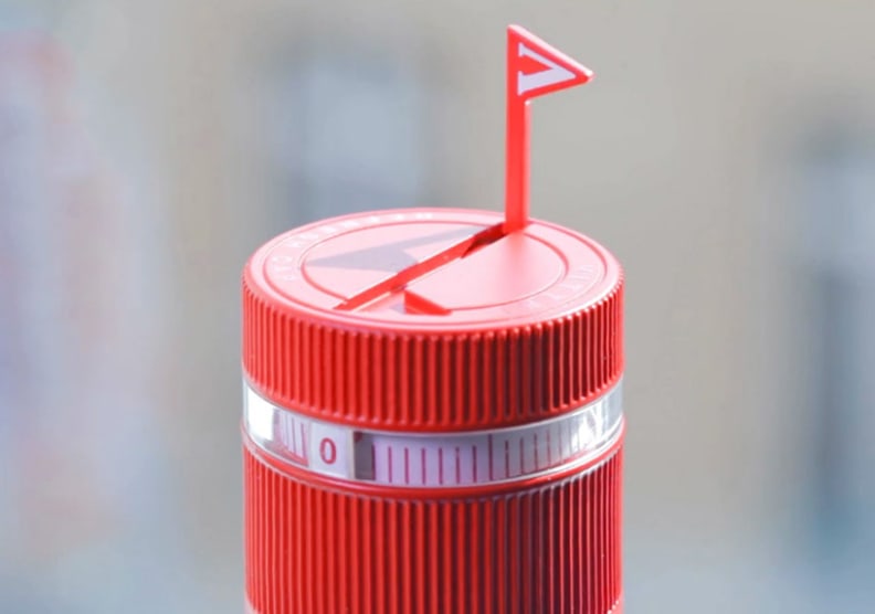 An eye-catching flag pops up out of the Refresh Cap to remind you to drink some water.