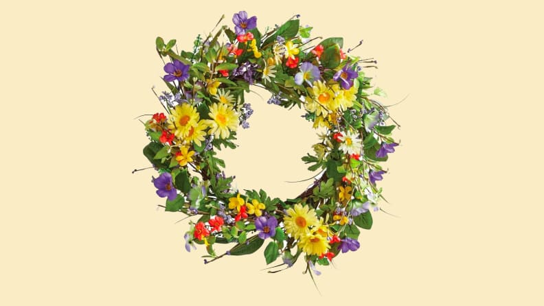Daisy wreath on a pale yellow background