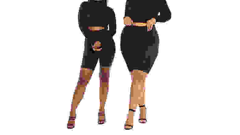 两名女子造型素色黑色摩托车短裤。