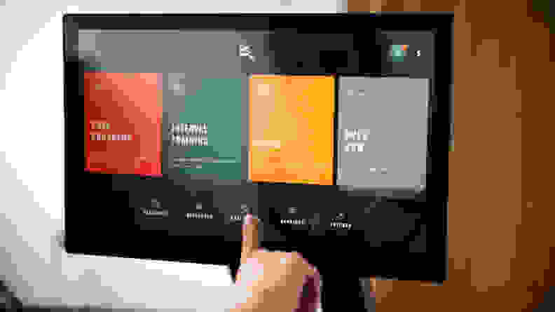 手指指向Ergatta主屏幕显示推动程序，间隔，比赛，开绳。