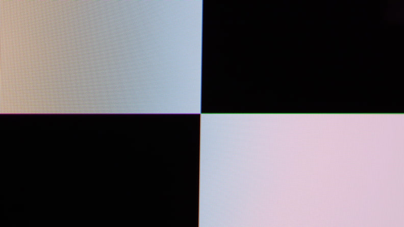 A closeup of the S95C screen showing green and magenta color fringing on a black and white checkerboard pattern.