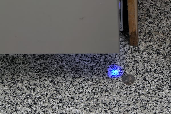 PowerBeam蓝光闪烁在地板上，让您知道Thermador DWHD440MFM正在运行