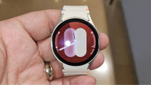 Close-up of a hand holding the Samsung Galaxy Watch7.