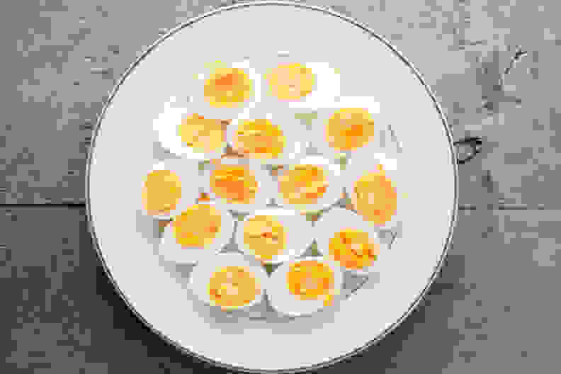 将煮熟的鸡蛋
