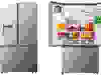 两台海信HRF254N6TSE冰箱并排摆放。在左边，它的门是关闭的。在右边，它的两扇主门是打开的，可以看到冰箱的内部，里面装满了食物。
