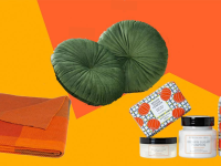 几件秋季用品包括黄褐色的毯子、橄榄枕头和橘黄色背景上的南瓜香皂。