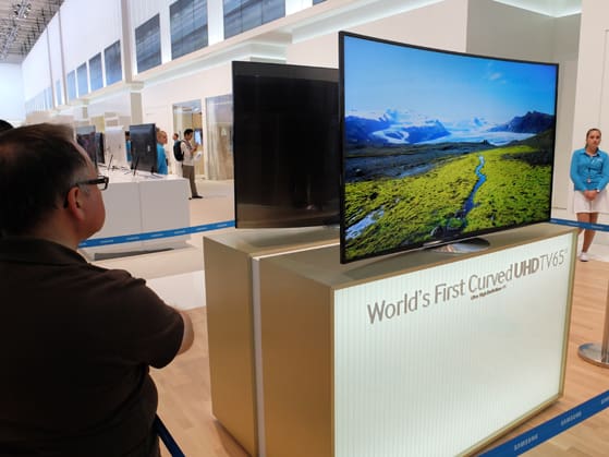 Samsung-4K-OLED-admiring -an.jpg