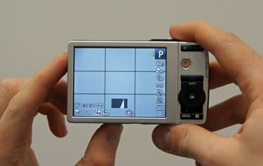 OLYMPUS-STYLUS7040-handling-back.jpg