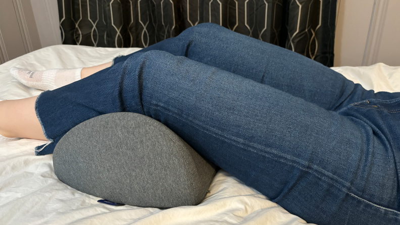 A tester rests the Comforever pillow behind her knee