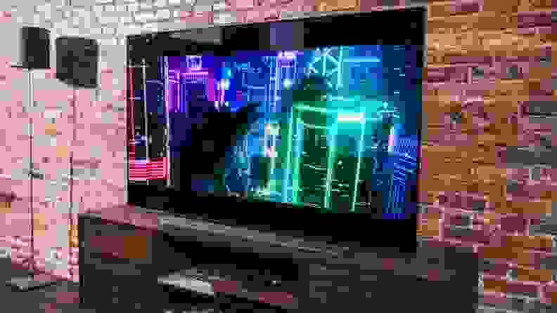平板智能电视在室内砖墙前播放电影。