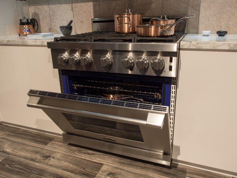 Like other "professional" home appliances, the LG Signature UPSG3014ST gas range features chunky controls, thick grates, and big handles.