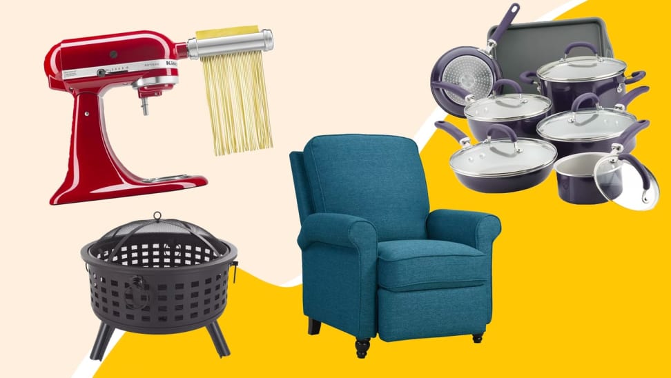 一个红色的KitchenAid面条机，一个黑色的火坑，一把蓝色的舒适椅子，一套锅碗瓢盆，背景是黄色的