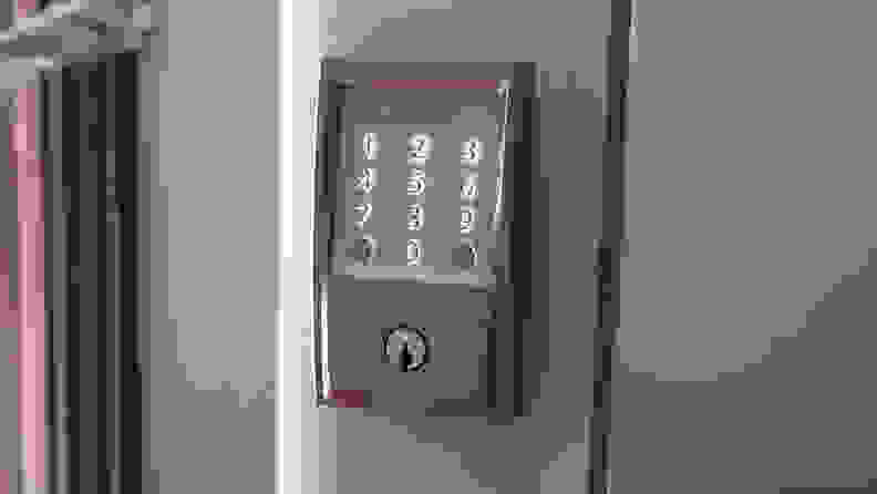 在门上可以看到Schlage Encode智能WiFi门栓。