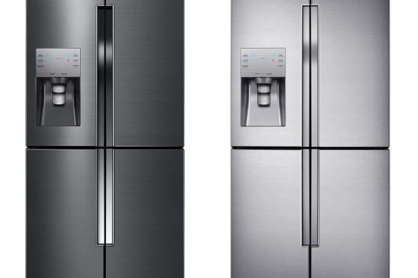 It also comes in black stainless! Here are RF23J9011SG (left) and RF23J9011SR (right) side by side.