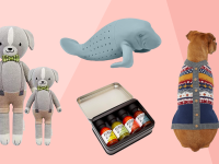 特写产品镜头：儿童毛绒娃娃、海牛茶包、辣酱组合包和穿狗的人造开衫。